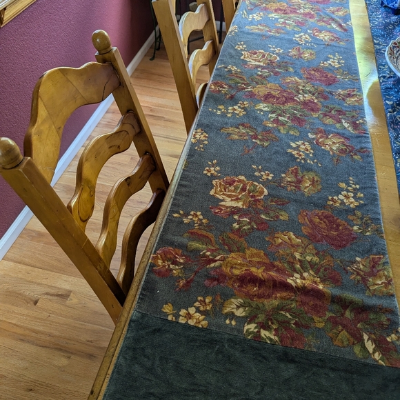 April Cornell table runner - Picture 2 of 3